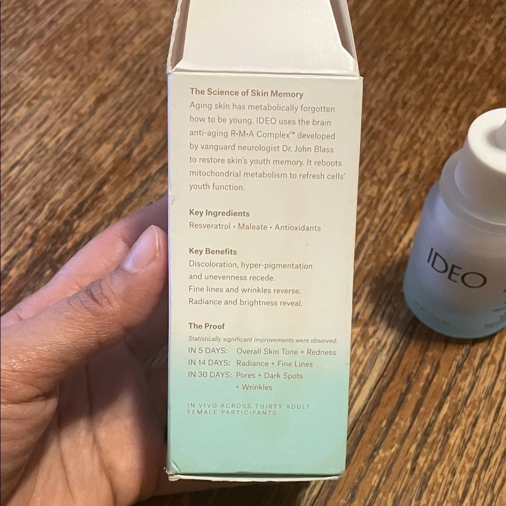 Skin Memory Serum - White and Cream